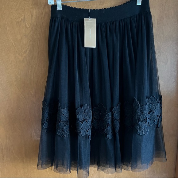 NWT Francesca’s Tulle Skirt with Flower Trim - Picture 2 of 6